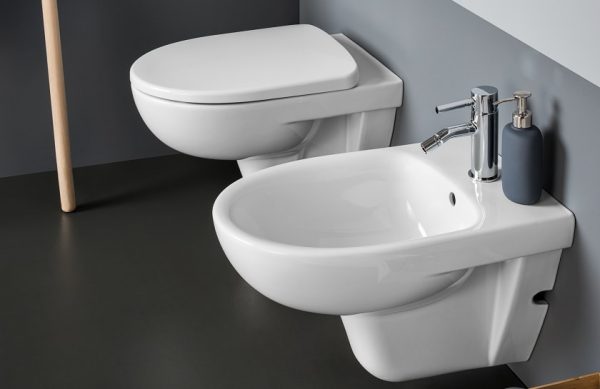 Bidet a pavimento Geberit Selnova a filo parete, fissaggio nascosto - immagine 3
